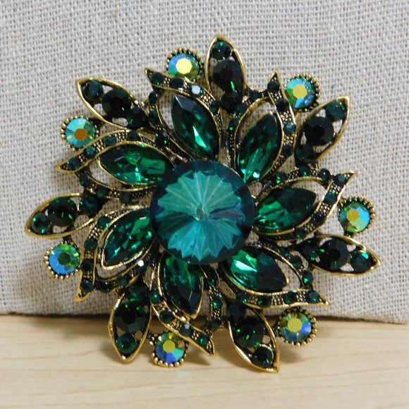 Jewelry - Gold Tone Emerald Green Rhinestone Brooch/Pendant- NWT